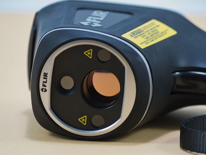 Caméra thermique portable utilisée pour repérer les pertes de chaleur