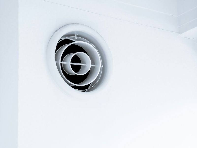 Bouche de ventilation installée au plafond d'une pièce